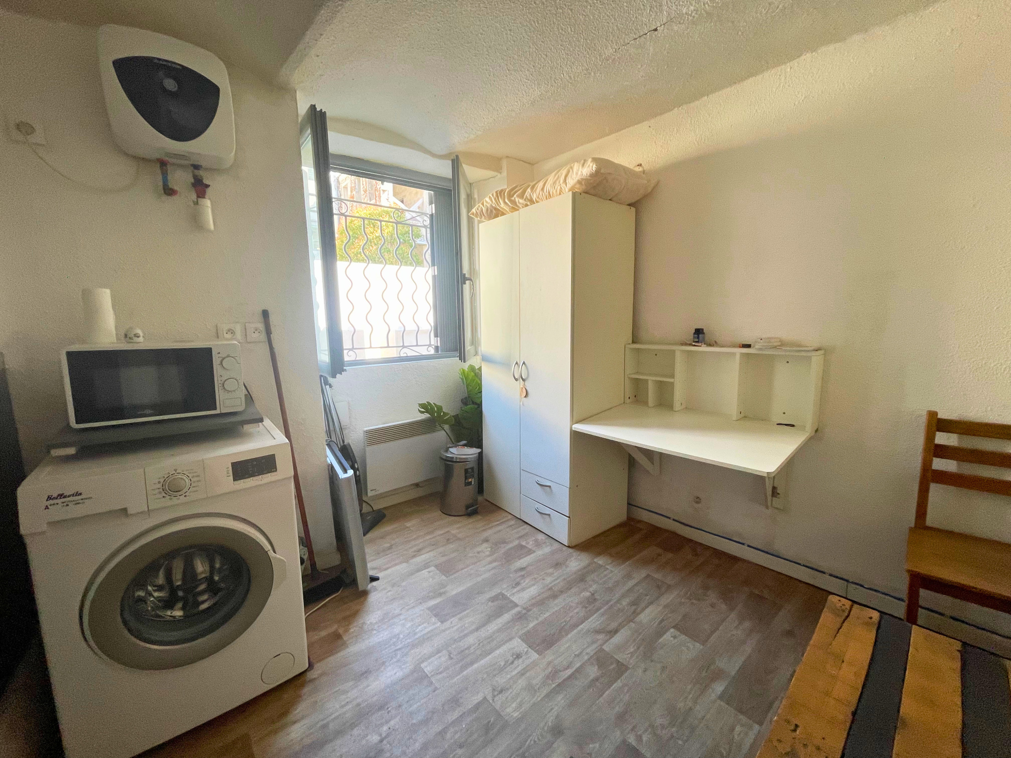 NÎMES - A LOUER - STUDIO - 14,99M2 - CENTRE VILLE PROCHE FAC — Nîmes