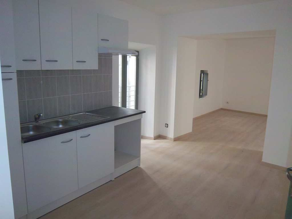 À LOUER   APPARTEMENT T3 SPACIEUX EN CENTRE-VILLE HISTORIQUE — Béziers