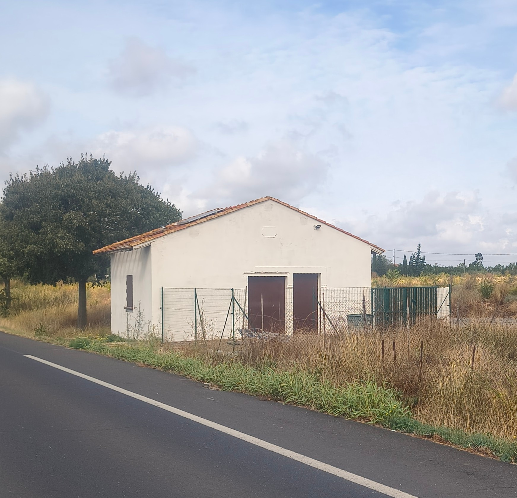 À LOUER   LOCAL COMMERCIAL AVEC MEZZANINE   ENTRE BÉZIERS ET — Béziers