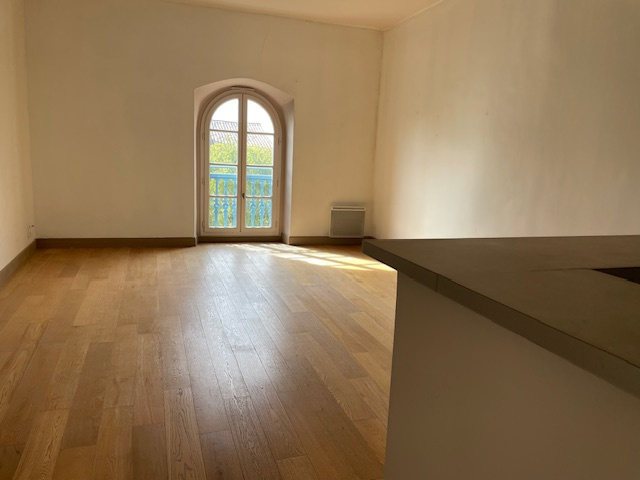 Nîmes Arènes appartement type 3 de 75 m2  dans immeuble bour — Nîmes